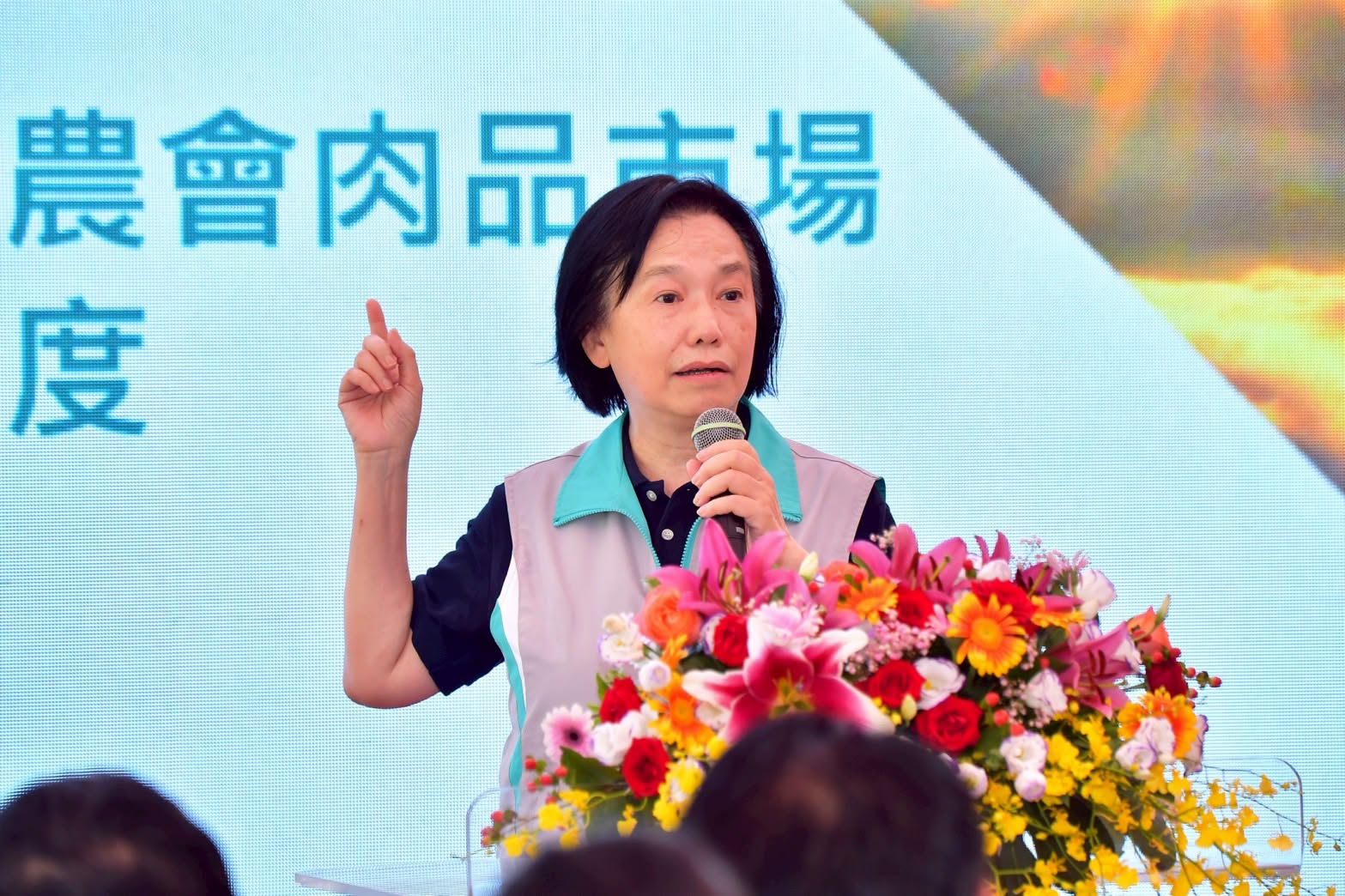 今天杜文珍次長陪同卓榮泰院長前往嘉義視察肉品市場改建進度，卓院長也帶來好消息，正式宣布行政院核定「嘉義縣現代化屠宰分切冷凍廠興建計畫」！02