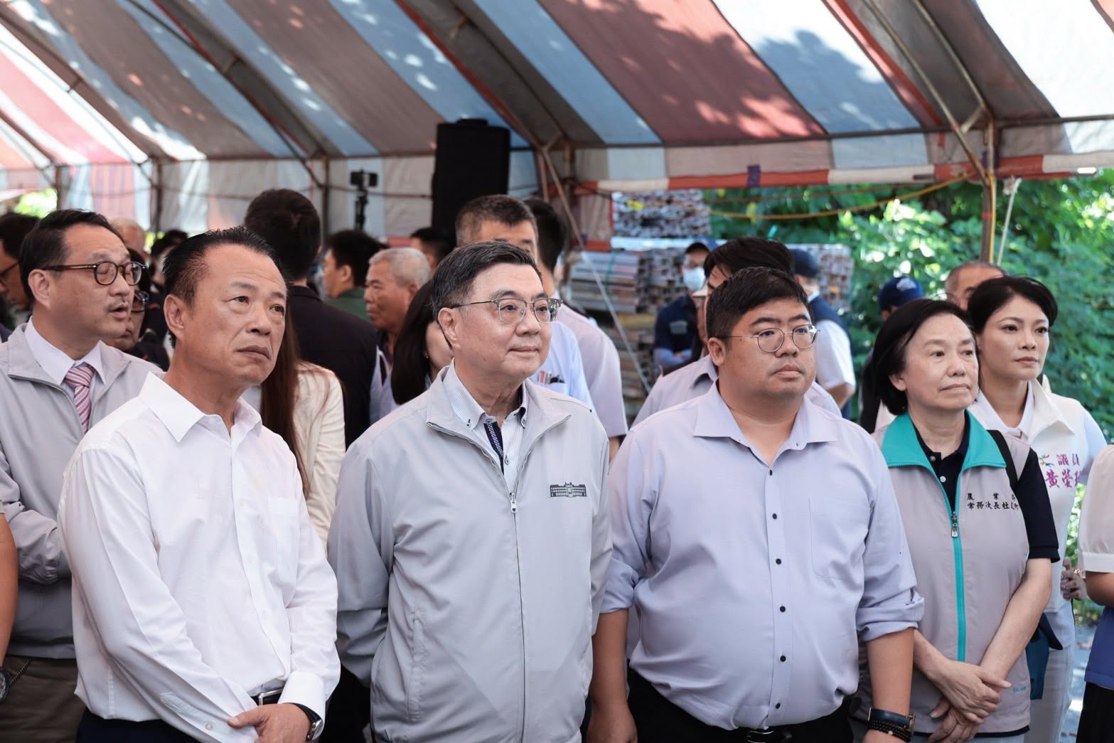 今天杜文珍次長陪同卓榮泰院長前往嘉義視察肉品市場改建進度，卓院長也帶來好消息，正式宣布行政院核定「嘉義縣現代化屠宰分切冷凍廠興建計畫」！04